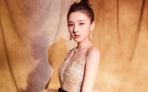 中国北京当代95后女演员宋祖儿羽毛裙性感写真桌面壁纸第3张