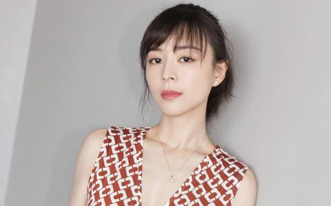 中国内地福建永安女演员张静初淡雅性感写真图片桌面壁纸第0张