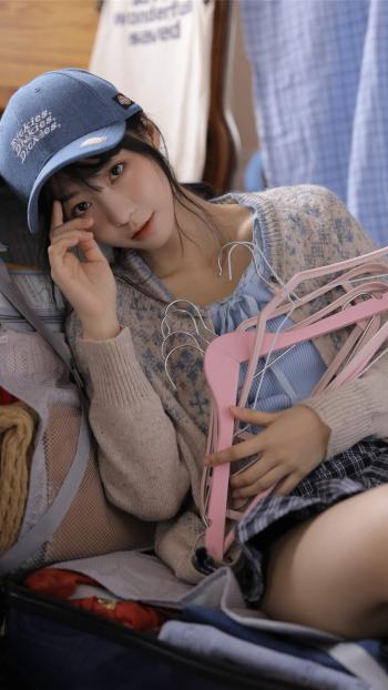 俏皮可爱学生妹美女手机壁纸第2张