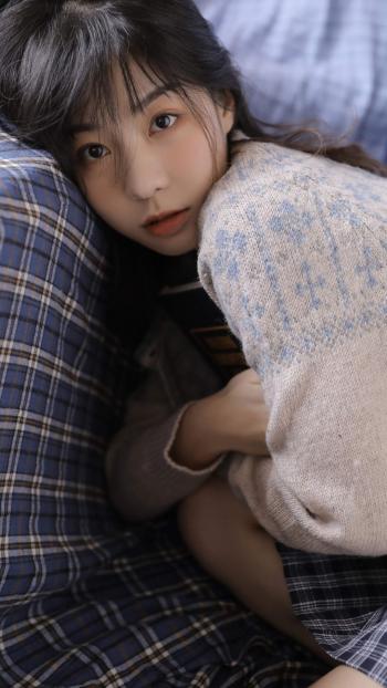 俏皮可爱学生妹美女手机壁纸第4张