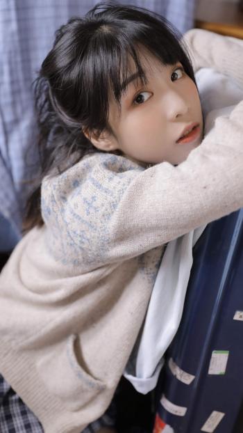 俏皮可爱学生妹美女手机壁纸第6张