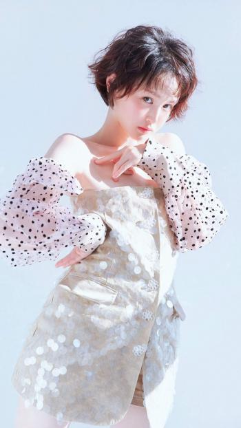 清爽短发美女手机壁纸图片第3张