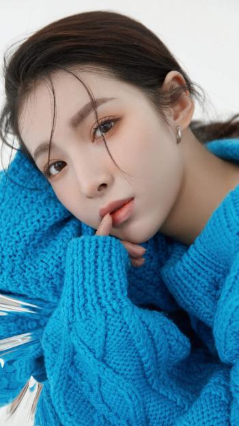 性感蓝色毛衣美女手机壁纸第0张