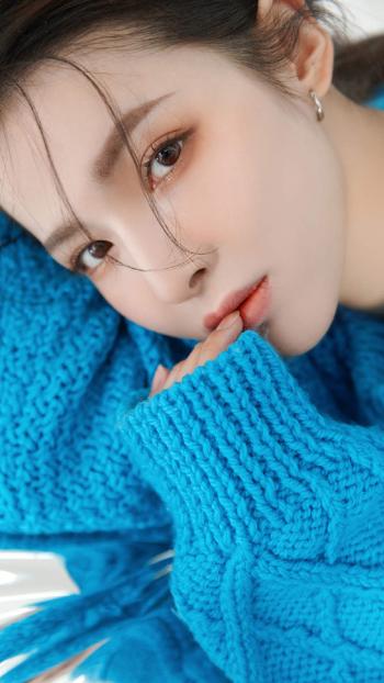 性感蓝色毛衣美女手机壁纸第4张