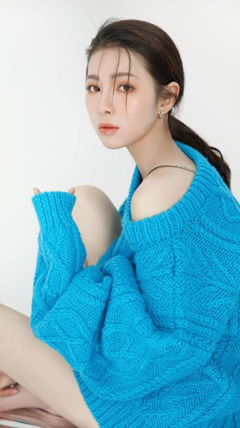 性感蓝色毛衣美女手机壁纸第5张