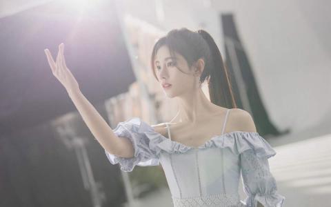 高清四川省遂宁美女鞠婧祎清纯学生装写真图片第4张