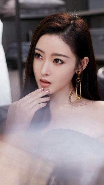 高清哈尔滨新生代女演员张天爱个性夸张写真图片第2张