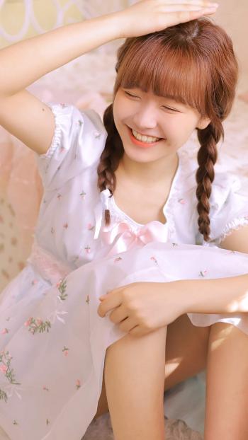 甜美马尾辫美女手机壁纸第3张