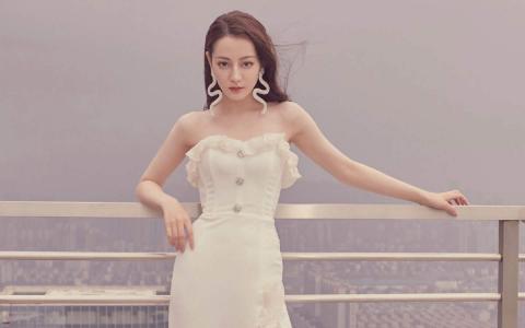 新疆乌鲁木齐美女演员迪丽热巴性感抹胸裙写真桌面壁纸第0张