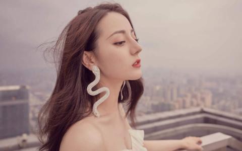 新疆乌鲁木齐美女演员迪丽热巴性感抹胸裙写真桌面壁纸第1张