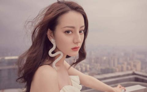 新疆乌鲁木齐美女演员迪丽热巴性感抹胸裙写真桌面壁纸第2张