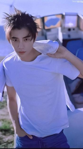 高清男明星丁禹兮时尚帅气高清写真手机壁纸​​​​第3张