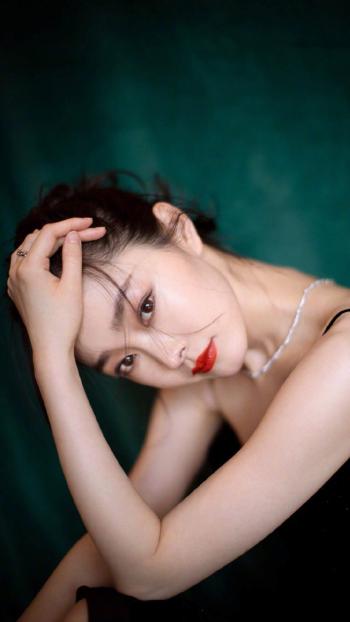 中国内地湖北省荆门女演员宋轶抹胸长裙性感诱惑写真第0张