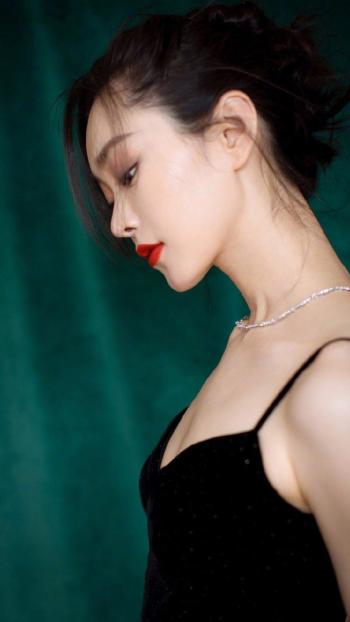 中国内地湖北省荆门女演员宋轶抹胸长裙性感诱惑写真第1张