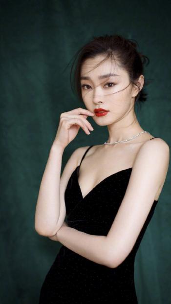 中国内地湖北省荆门女演员宋轶抹胸长裙性感诱惑写真第2张