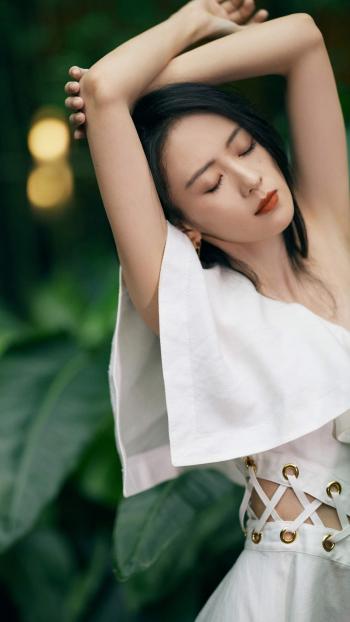中国内地云南昆明女演员童瑶时尚写真电脑宽屏壁纸第2张