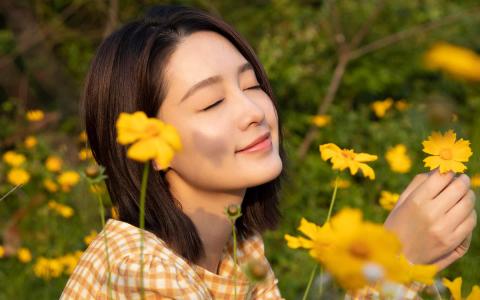 杨幂格子衫性感剧照图片第4张