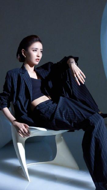 高清中国内地新疆伊犁影视女演员佟丽娅超A背头高清桌面壁纸第1张