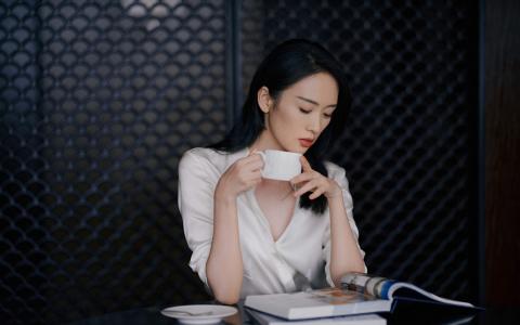 中国内地云南昆明女演员童瑶白衫优雅唯美桌面壁纸第2张