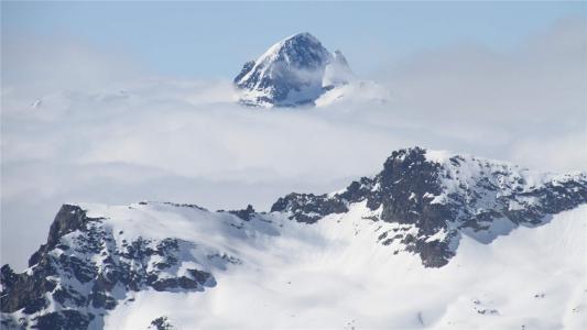 校花美女学生妹冬季雪景养眼迷人写真图片第1张