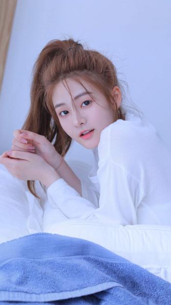 清爽短发美女手机壁纸图片第1张
