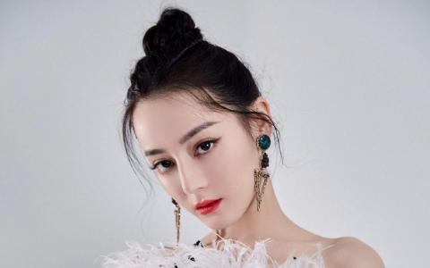 新疆乌鲁木齐美女演员迪丽热巴性感迷人写真桌面壁纸第1张