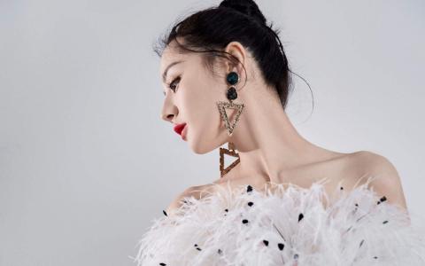 新疆乌鲁木齐美女演员迪丽热巴性感迷人写真桌面壁纸第2张