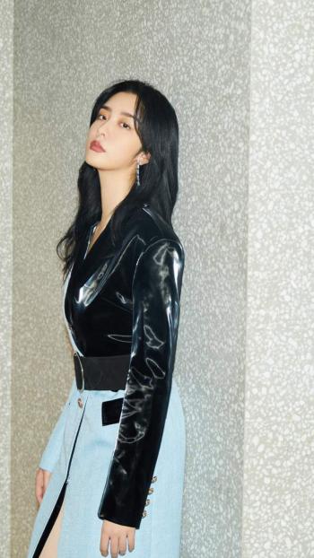 虞书欣优雅性感写真手机壁纸第4张