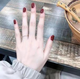 冬天适合什么颜色的美甲 冬天美甲颜色好看图片第2张