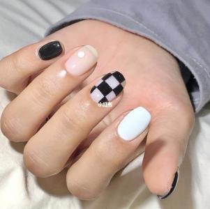 黑白棋盘格美甲 蓝色棋盘格美甲图片第3张
