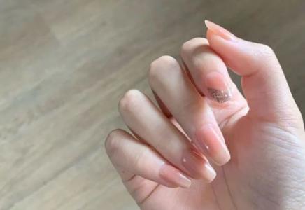 裸色美甲款式第1张