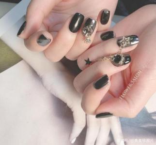 黑美甲图片 _ 第(18)张