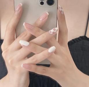白色法式美甲图片最新 乳白色法式美甲图片第0张
