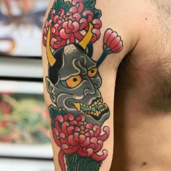 人物肖像纹身  女生腿上素描的人物肖像纹身图片第1张