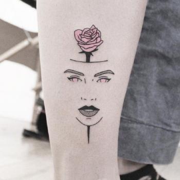 人物肖像纹身  女生腿上素描的人物肖像纹身图片第0张