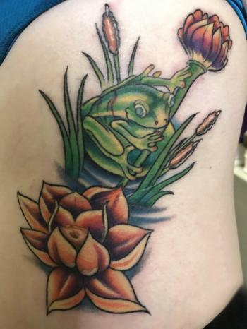 青蛙纹身 女生侧腰彩色的青蛙和莲花纹身图片第0张