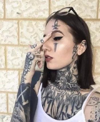 迷人的一组帅气小姐姐纹身美女图片9张第3张