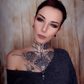 穿婚纱的纹身女孩第0张