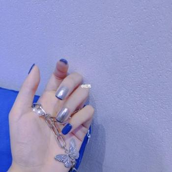 雾霾蓝美甲款式图片 雾霾蓝白色美甲第2张