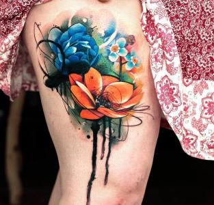 女孩大腿上可爱的水彩花朵纹身图片第0张