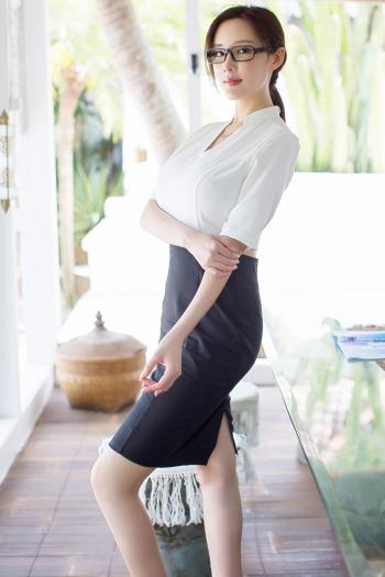 美艳娇娘周妍希黑丝开裆美腿诱人第3张