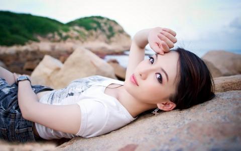海边美女第1张