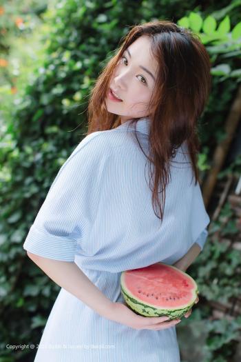 亚洲美女网沈欣雨夏日の西瓜高清写真集第2张
