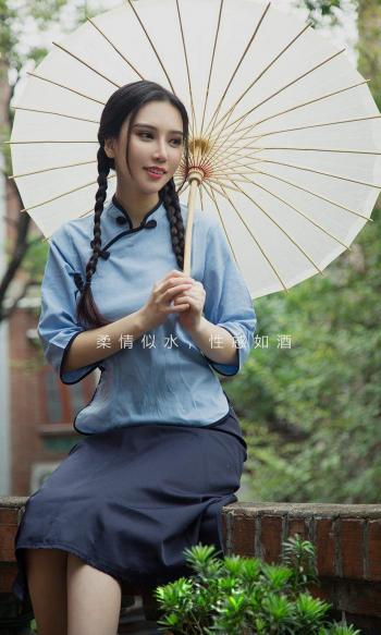 香港嫩模气质女神陈诗雯肩带滑落露美乳翘臀长腿美女高清写真图片第1张