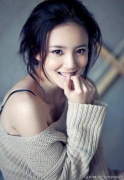 中国湖南衡阳女演员刘雨欣半秀香肩性感动人