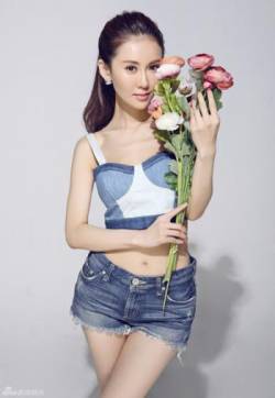 高清山东烟台美女于咏琳时尚写真手持鲜花甜美气质美女