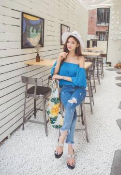 高清广西桂林美女一路向西莫绮雯性感写真诱人的深V