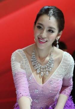 中国内地女演员曹阳艳爆上海车展曹阳性感出镜
