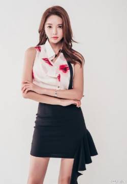 中国香港女演员周秀娜师妹Jeana何佩瑜化身性感的车模
