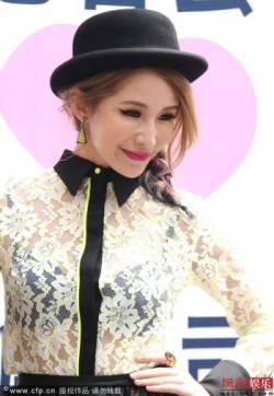 华语人气女歌手萧亚轩穿蕾丝衣出席活动露Bra